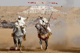 Image du Maroc Professionnelle de  Course typiquement marocaine dite ''la Fantasia'' organisé dans un site désertique sur lequel la ville de Tan Tan a toujours accueilli la majorité des tribus et des grandes familles nomades du désert lors d'un grand moussem, Samedi 24 Mars 2012. (Photo / Abdeljalil Bounhar)

 